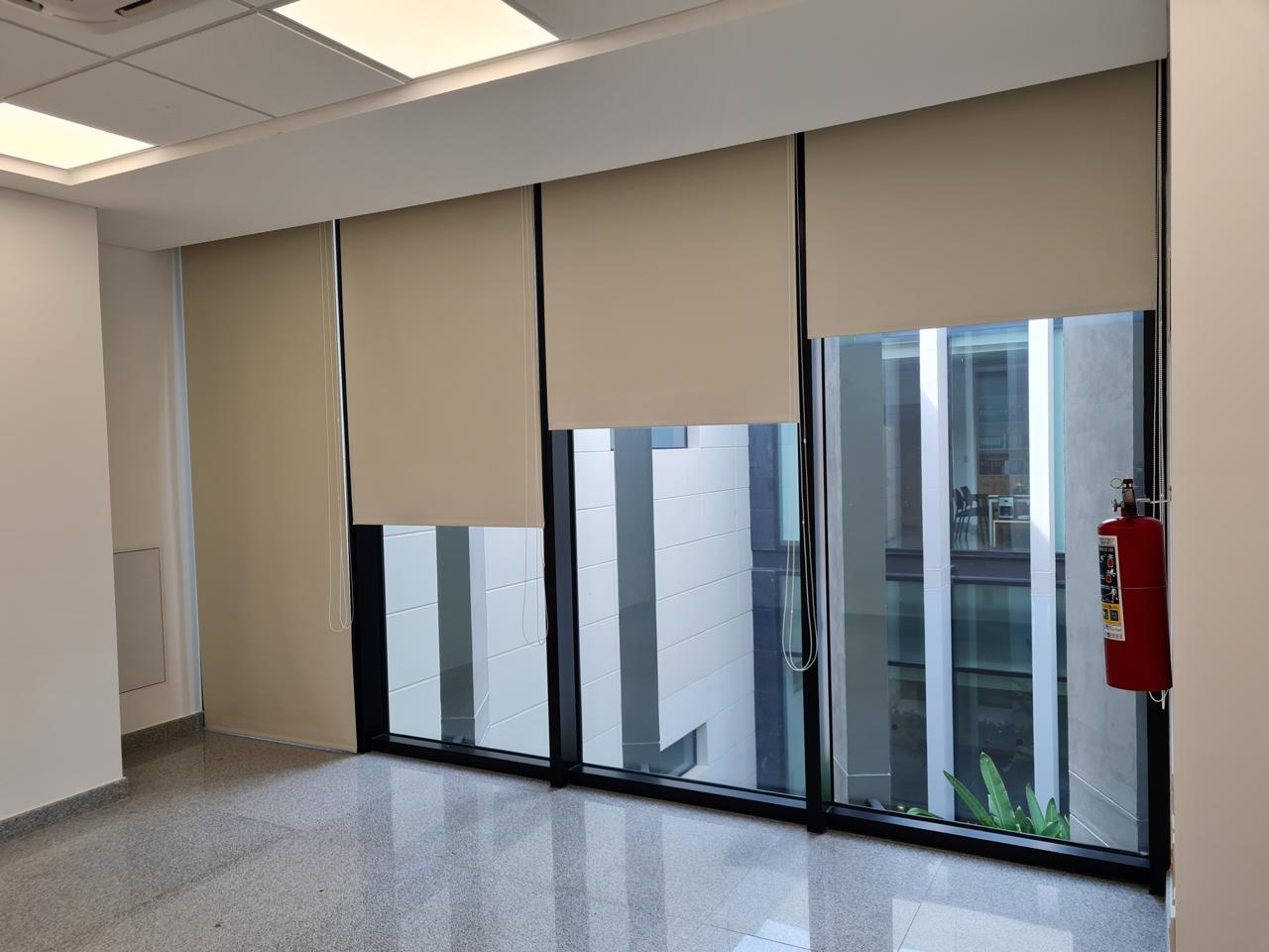 Persianas enrollables blackout instaladas por Kahome Decoración en una oficina de Mérida