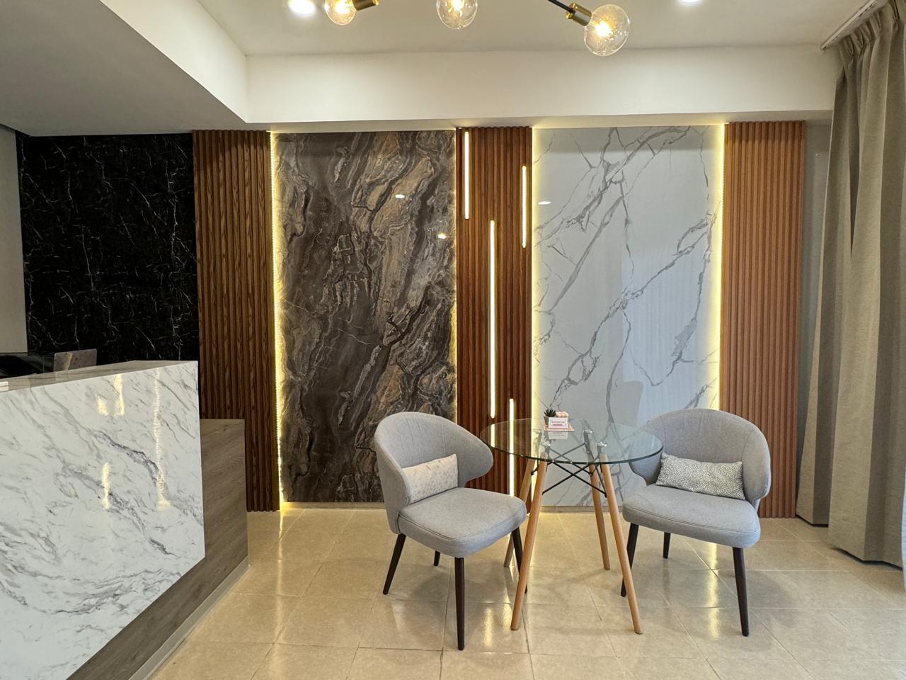 Muro de madera y piedra tecnológica instalado por Kahome Decoración en una recepción de Mérida